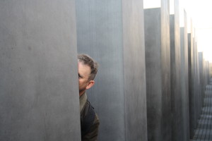 Verstoppertje-spelen-in-holocaustmonument-Berlijn-2011-300x200